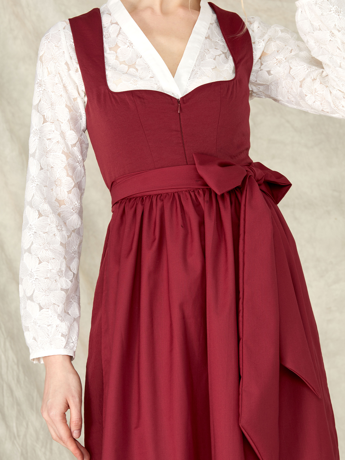 Modernes rotes Dirndl mit schlanker Silhouette