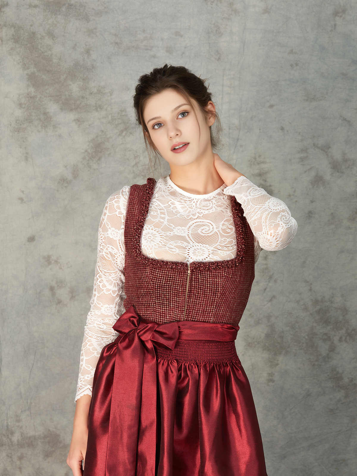 Modernes Dirndl in Rot – perfekt für den Alltag