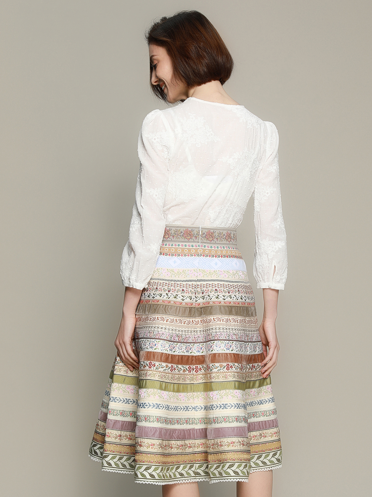 Moderne Dirndl-Bluse in Weiß