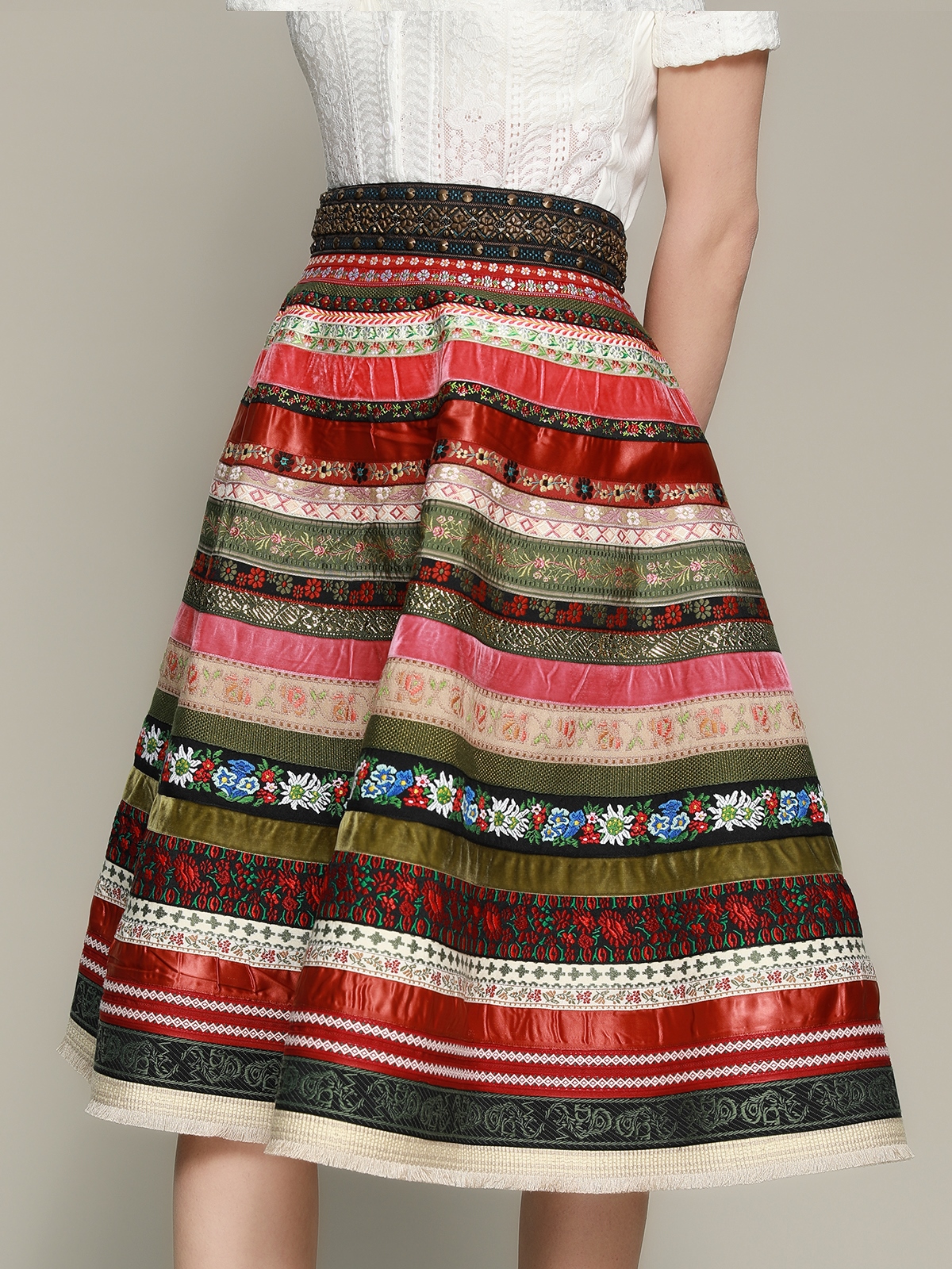 Modernes Dirndl in Rot mit taillierter Silhouette