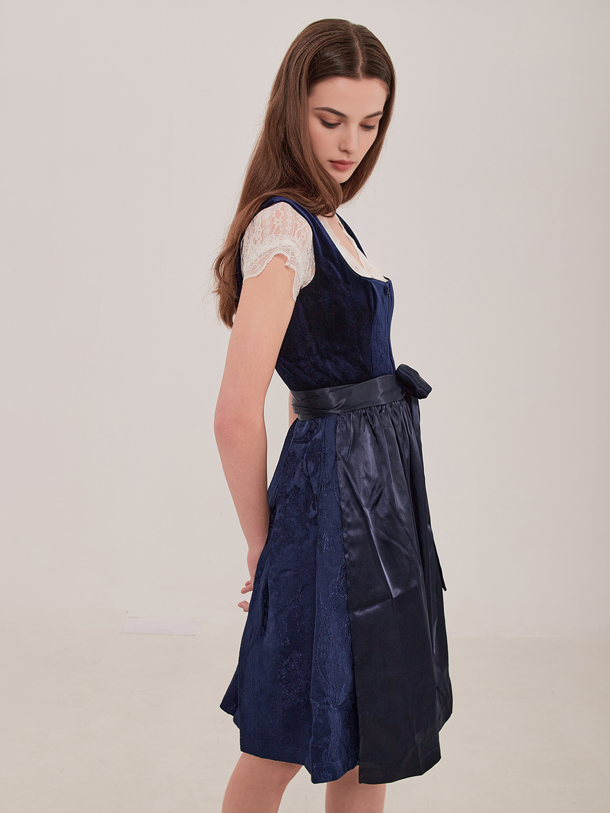 Modernes Dirndl in Blau