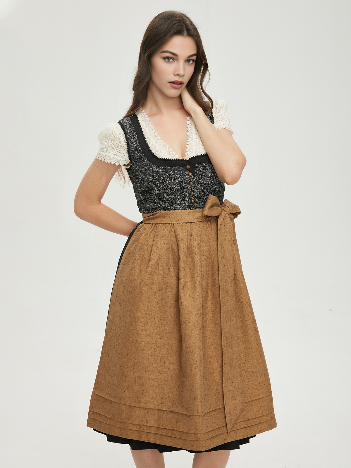 Modernes Dirndl in Schwarz – schlank geschnitten und elegant