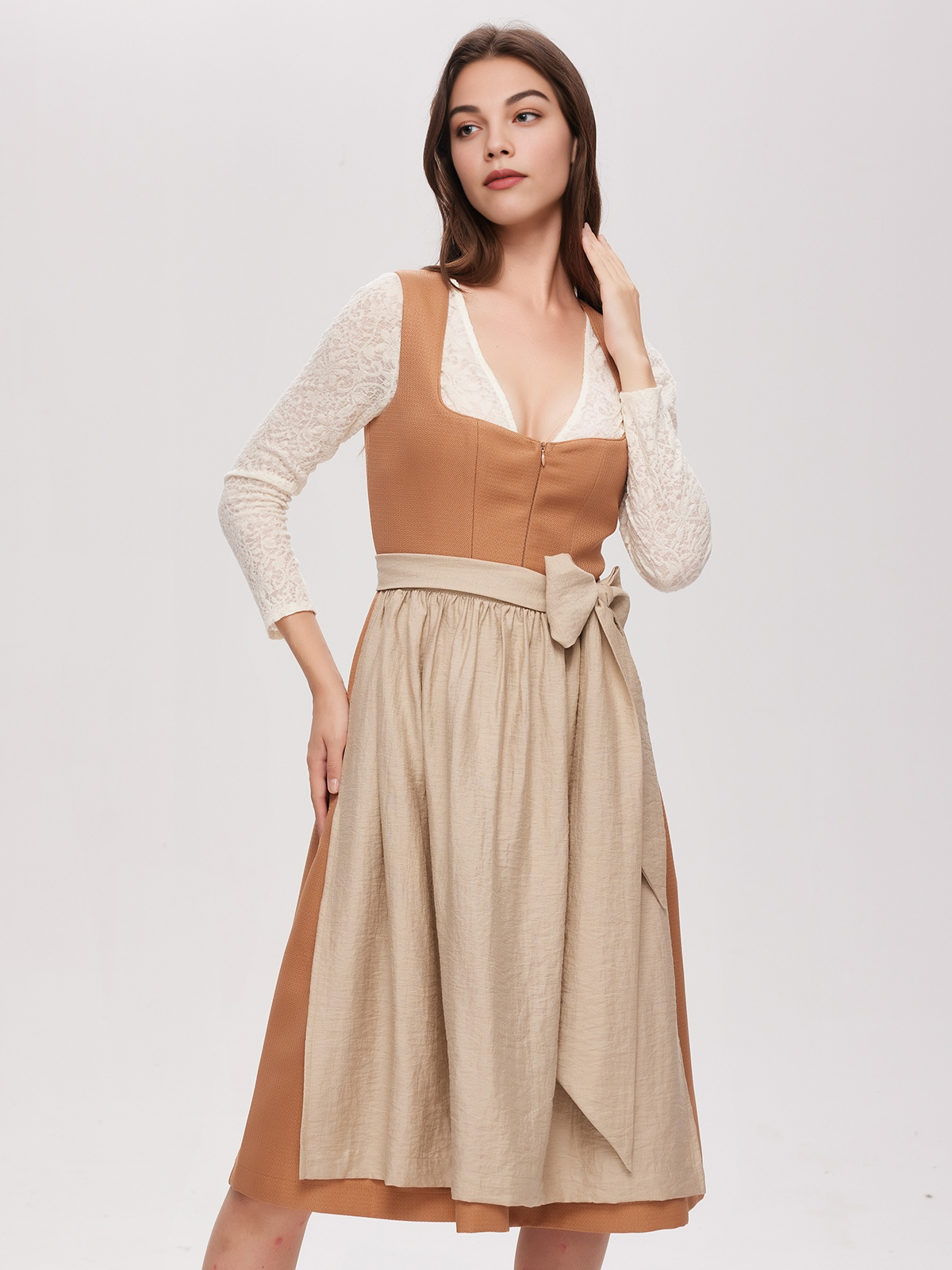 Traditionelles Dirndl in Orange