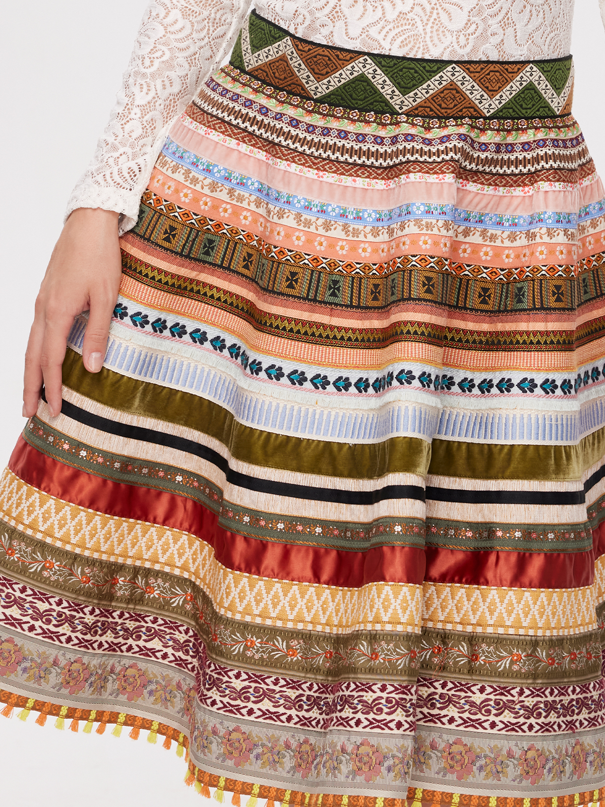 Blaues Samt-Dirndl mit traditioneller Schürze