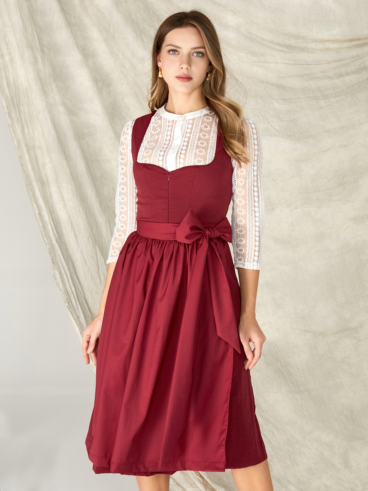 Rosa Dirndl mit traditioneller Stickarbeit