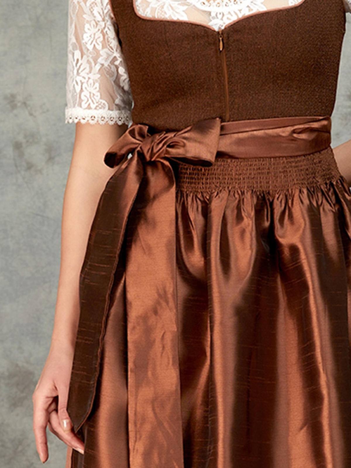 Dirndl in Braun