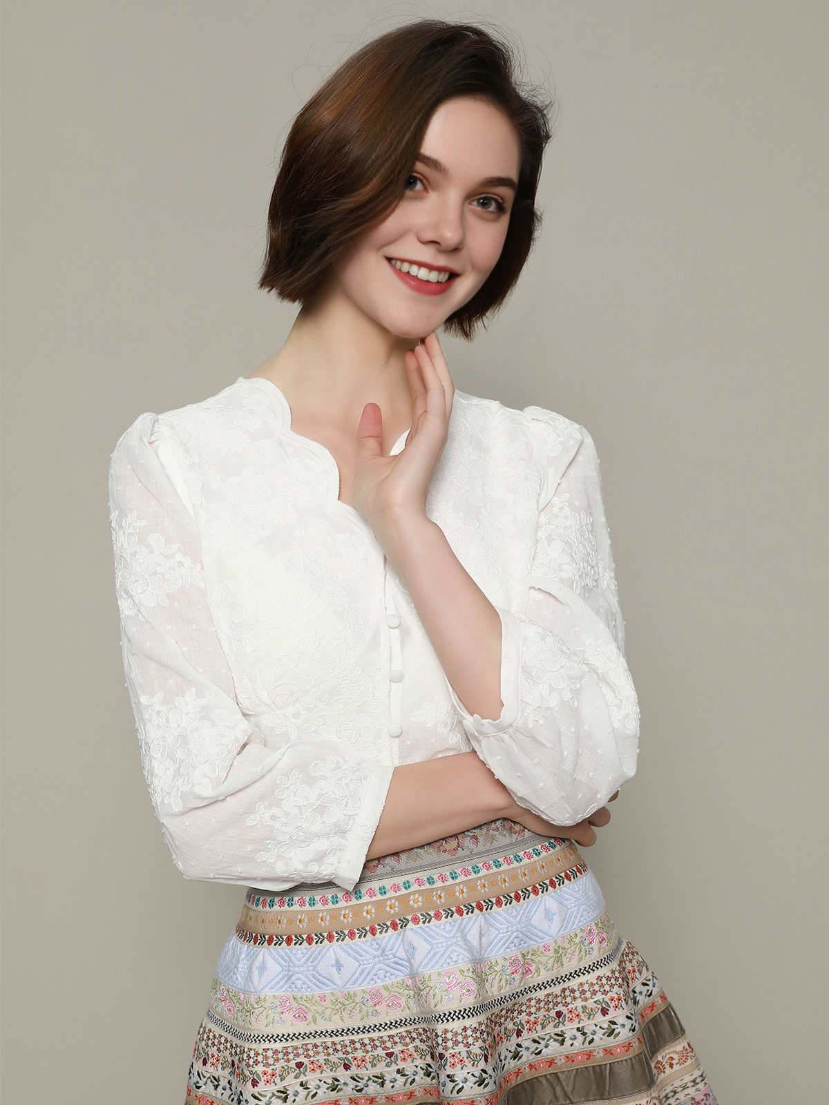 Exclusives Dirndl mit Spitzenapplikationen