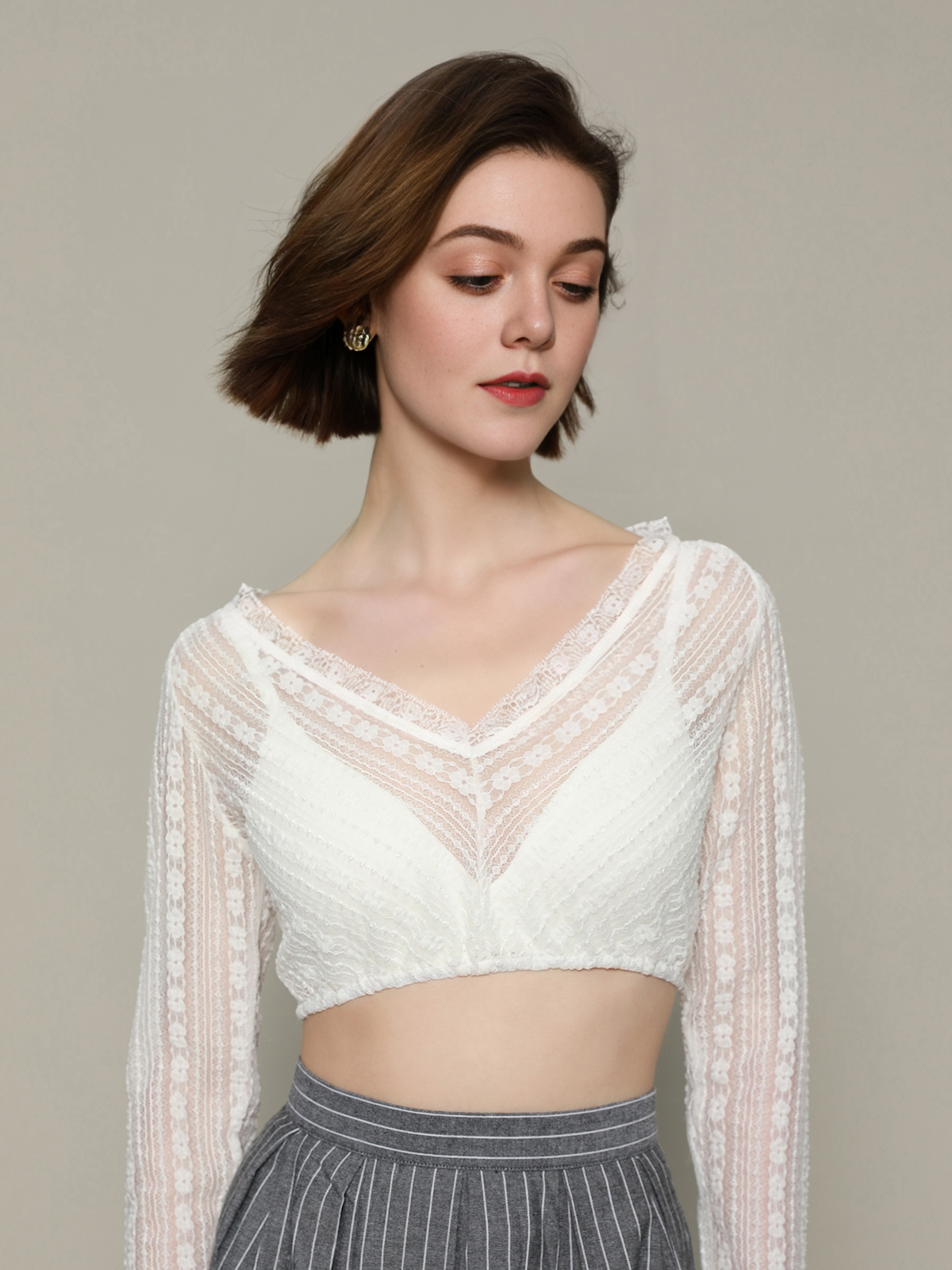 Dirndl Bluse in Weiß – feminin und stilvoll