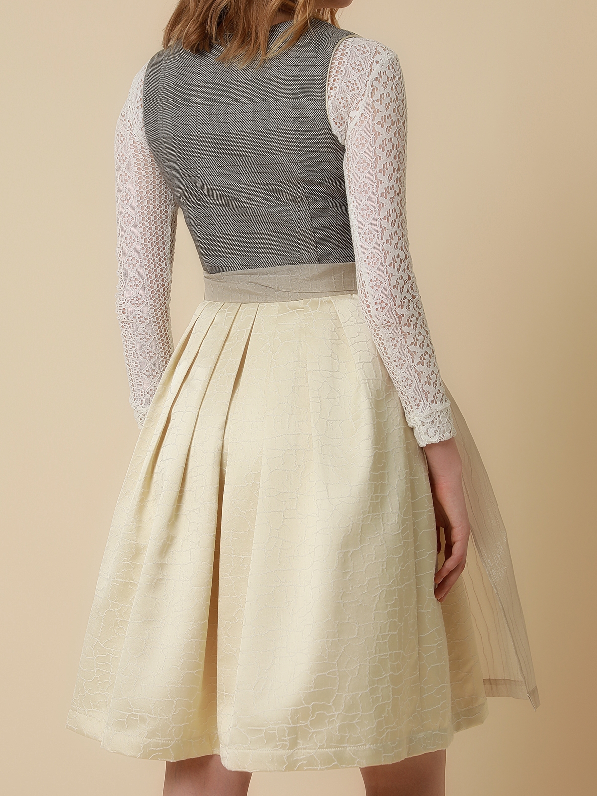 Hochwertiges graues Dirndl mit traditioneller Stickerei