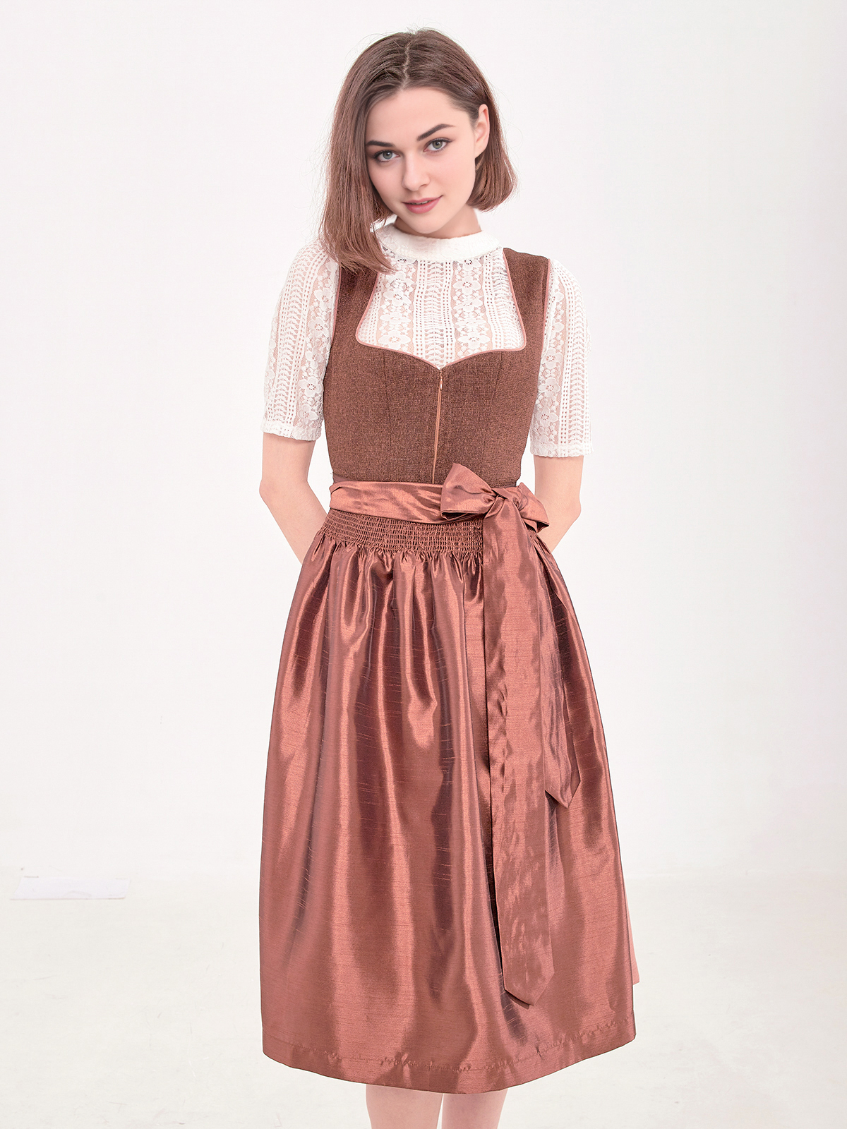 Dirndl in Braun mit traditionellem Schnitt