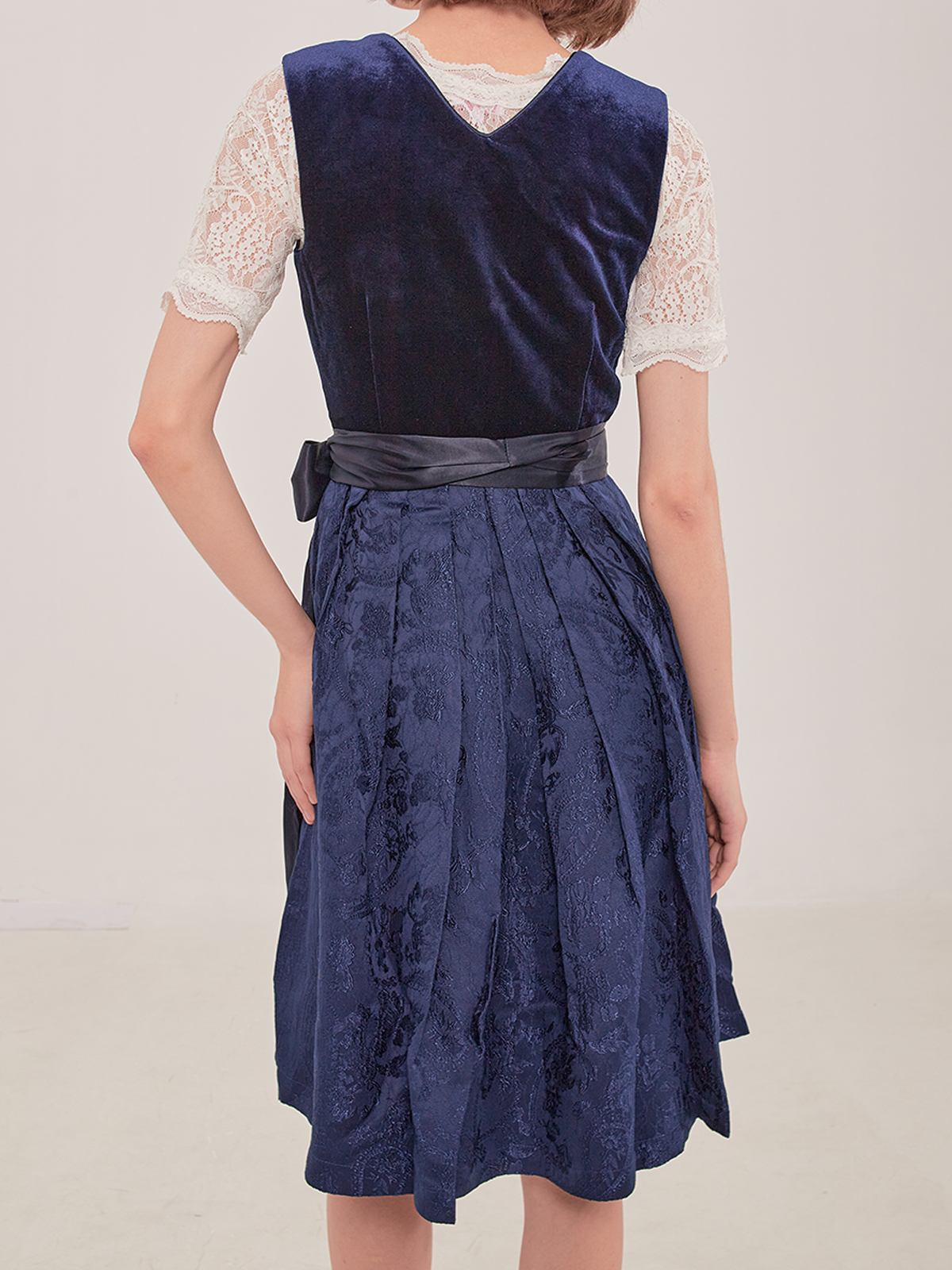 Modernes schwarzes Dirndl mit blauer Schürze
