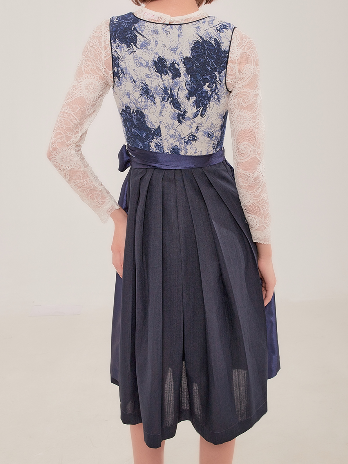 Dirndlbluse in Weinrot