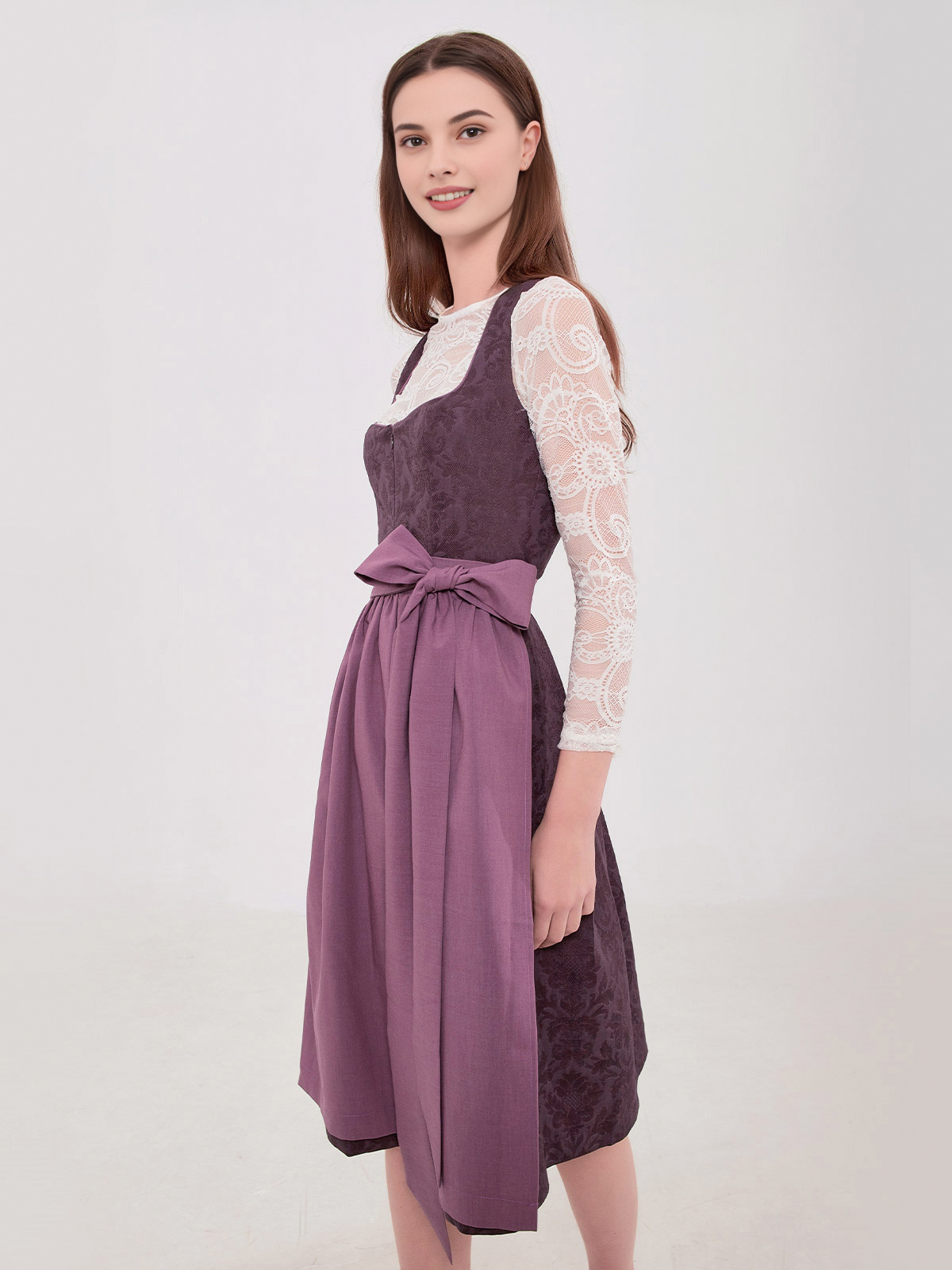 Modernes lila Dirndl mit geradem Ausschnitt und floraler Schürze