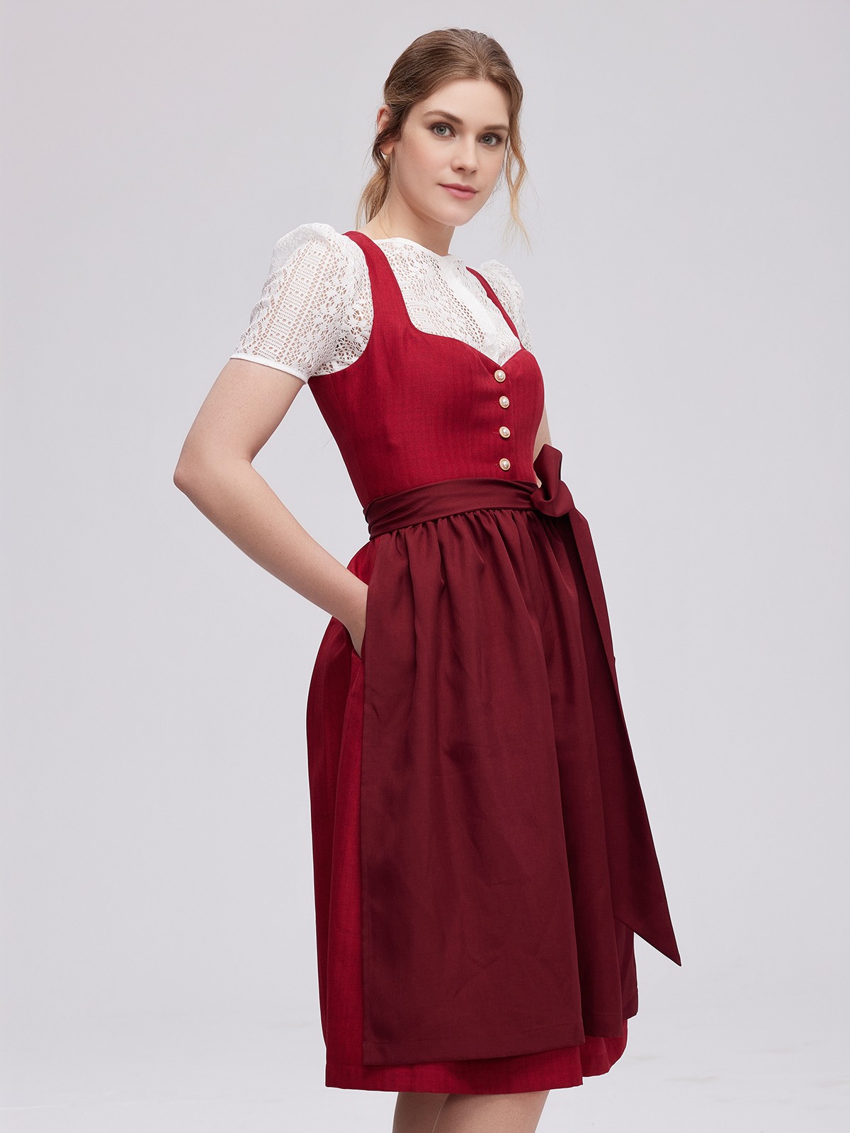 Dirndl in Rot – Eleganz und Tradition