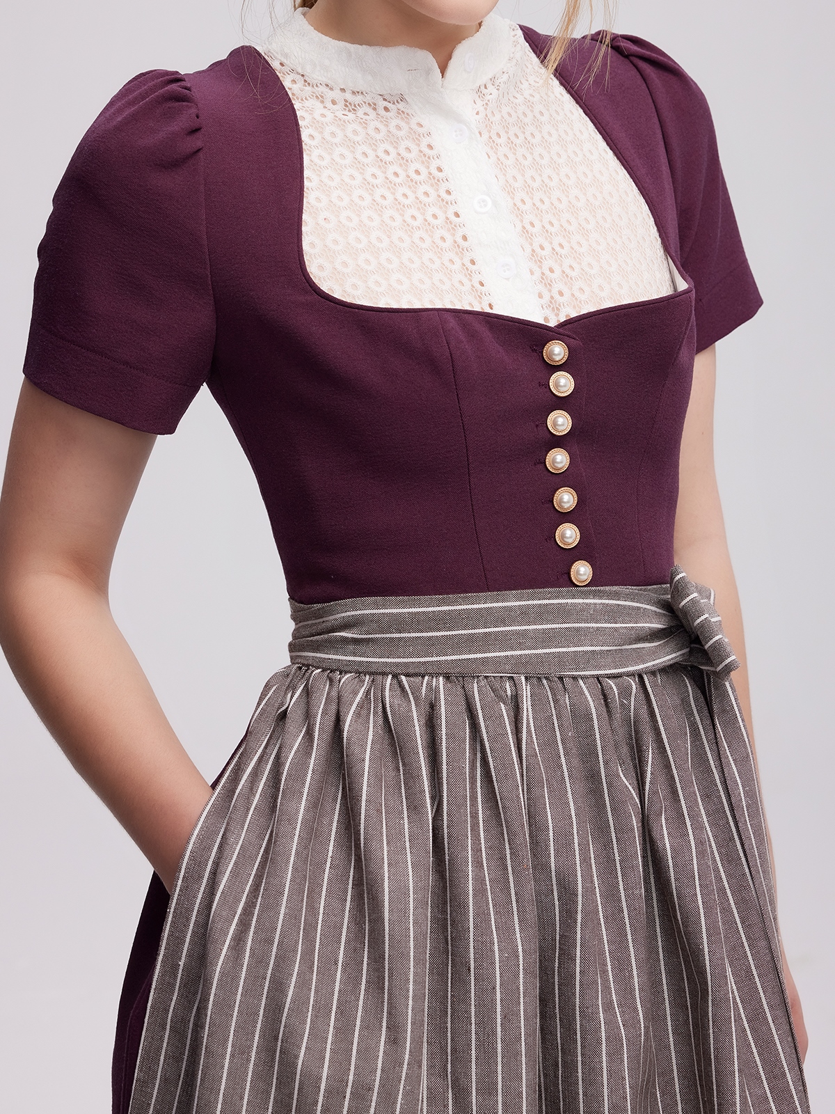 Dirndl mit Herzausschnitt in Lila