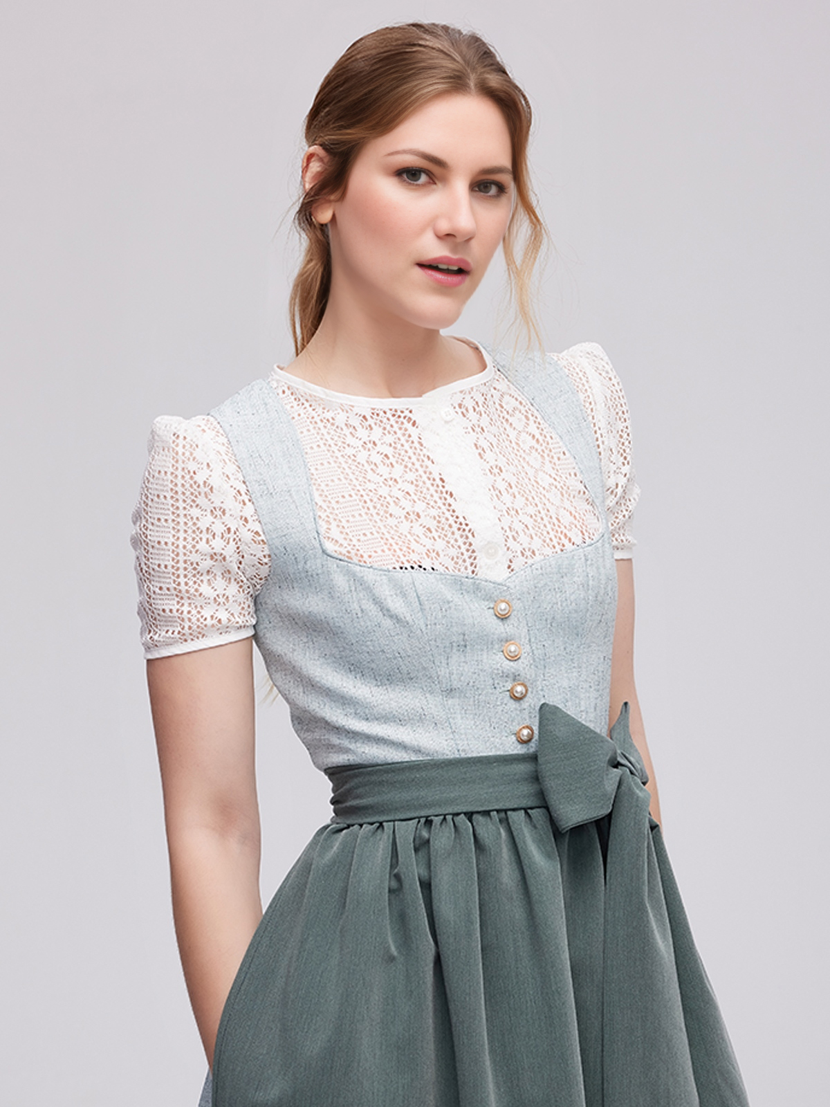 Modernes Dirndl in Grün mit floralen Details