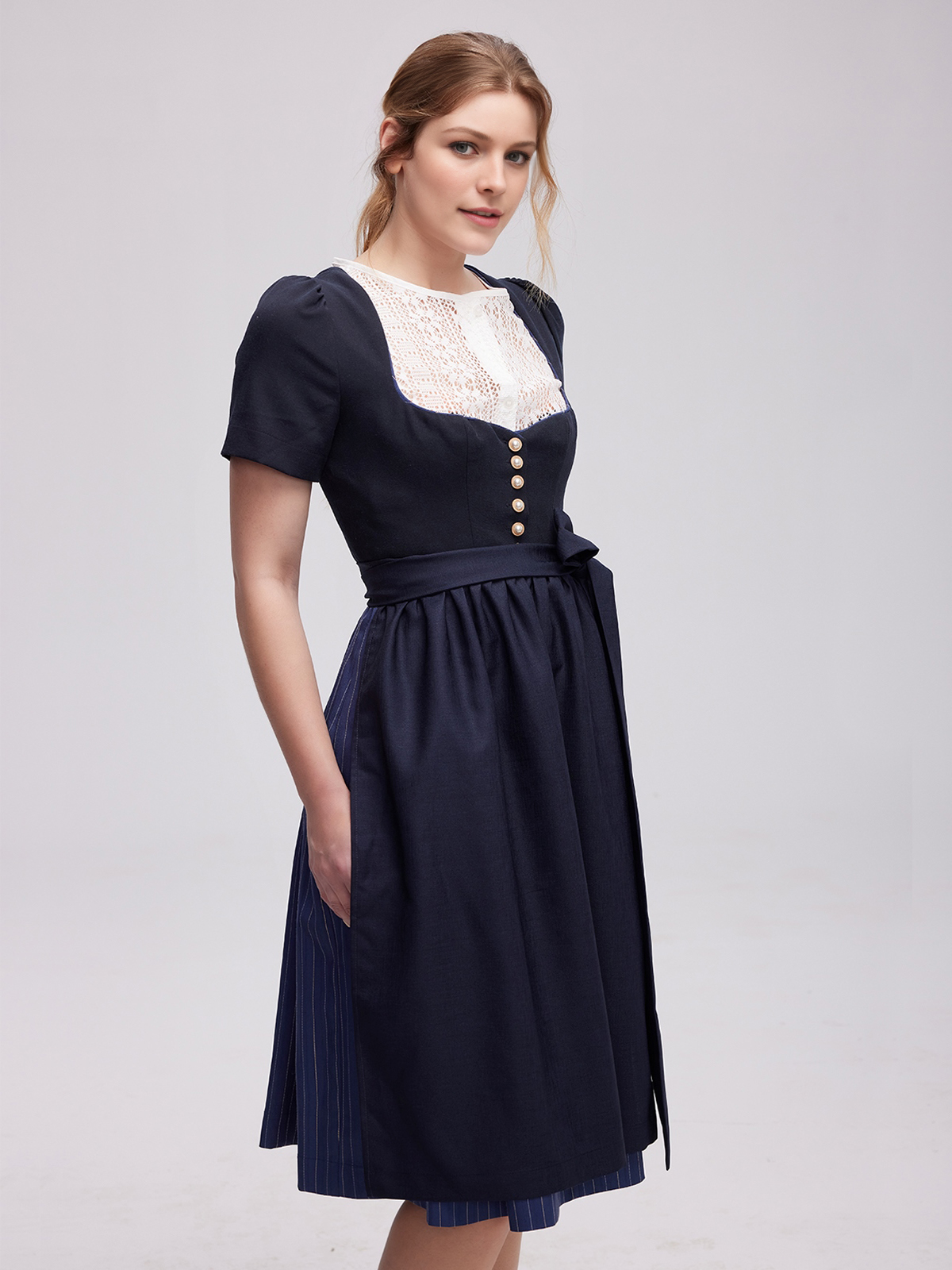 Hochwertiges blaues Dirndl mit floralen Details