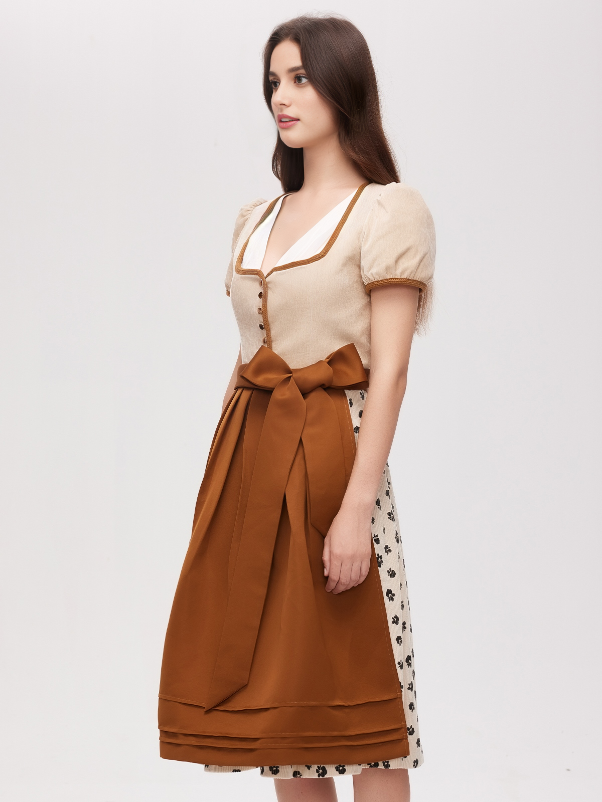 Stilvolles braunes Dirndl mit traditioneller Schürze