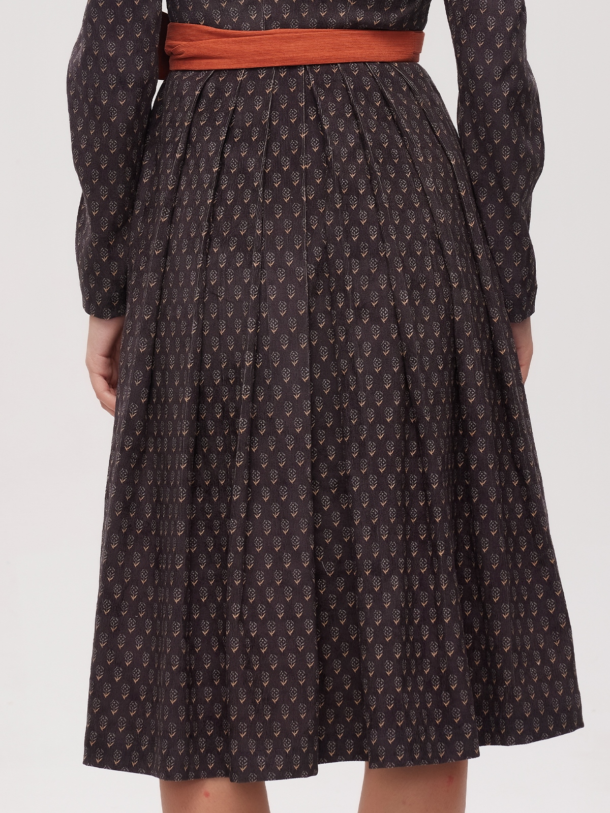 Elegantes Dirndl mit halbärmliger Bluse in schwarz