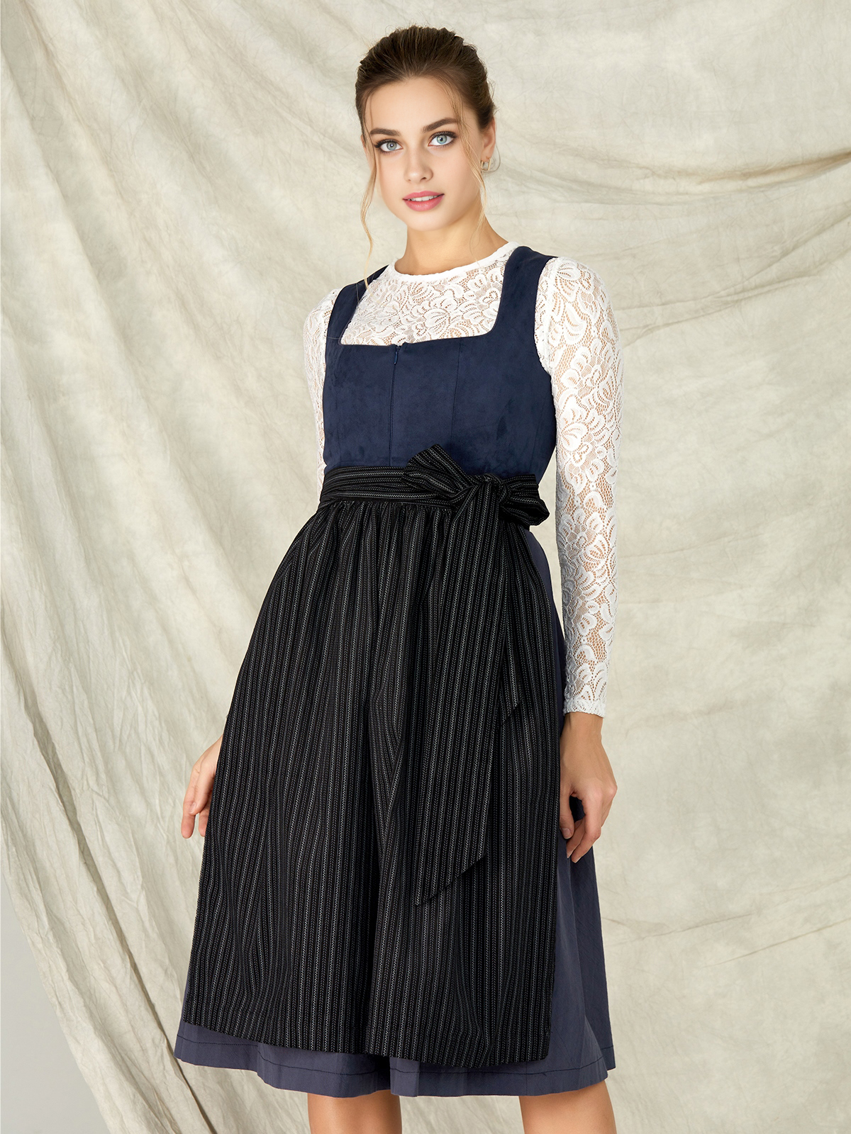 Modernes Dirndl in Blau mit figurbetonter Taille