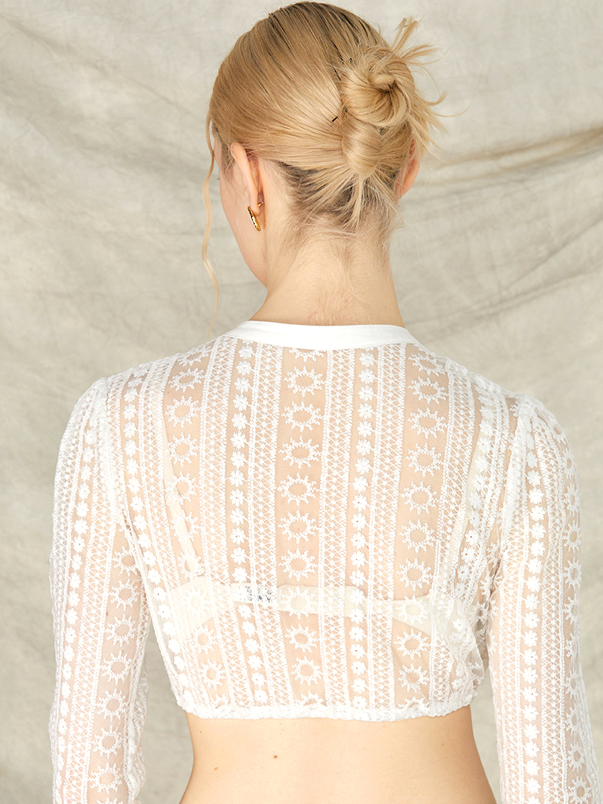 Traditionelles Dirndl in Weiß