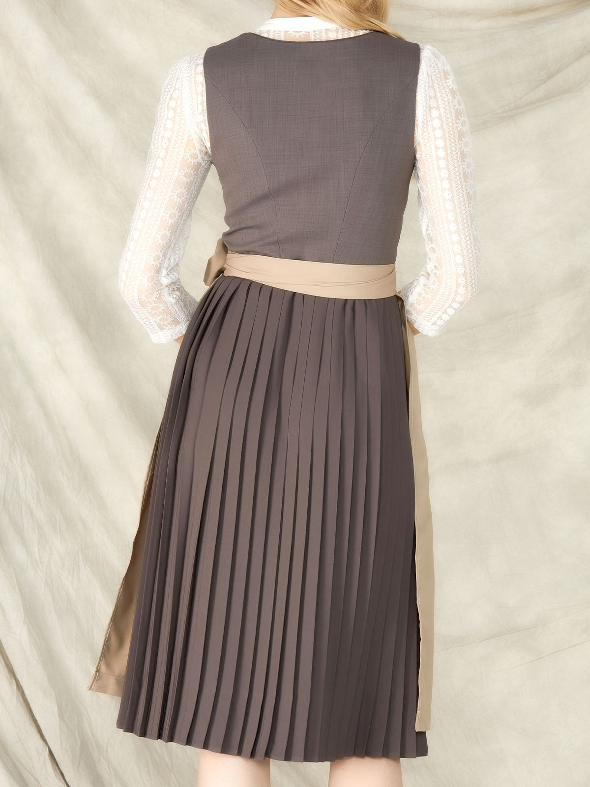 Samtdirndl Grün in eleganter Ausführung