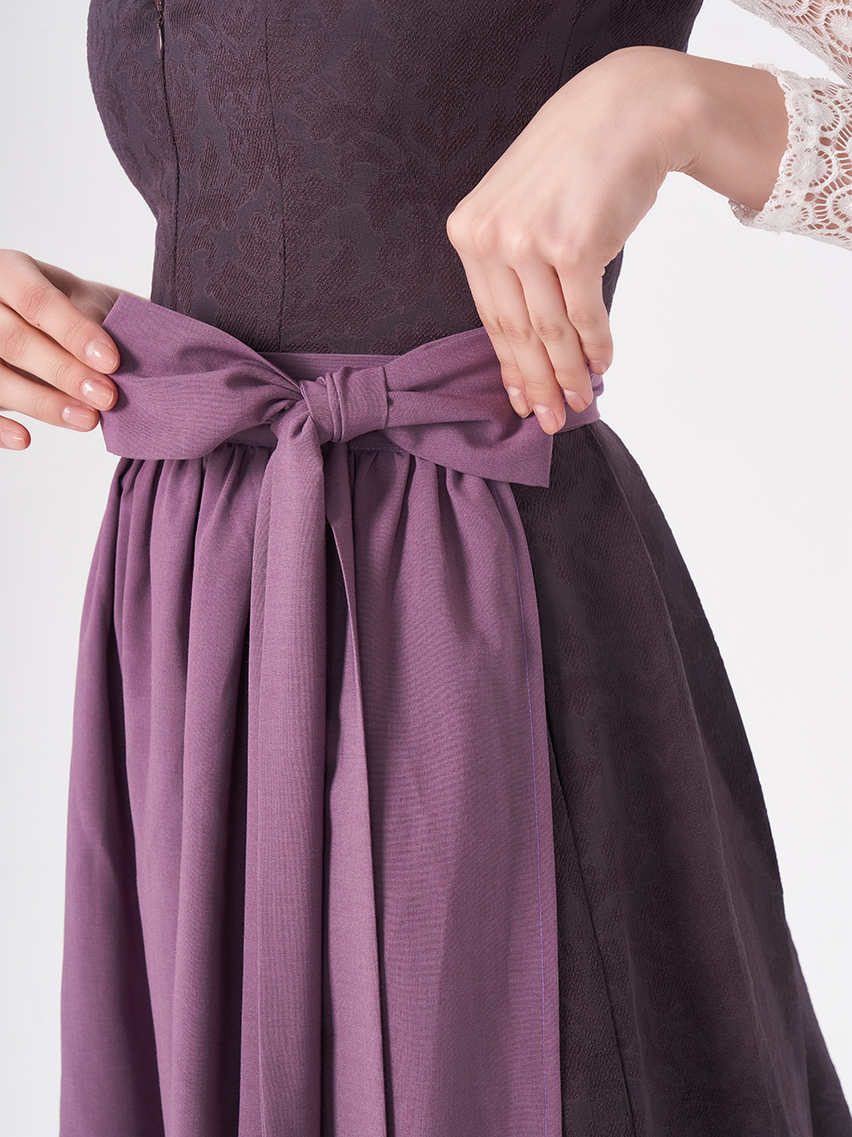 Flieder Dirndl – Eleganz in Lila