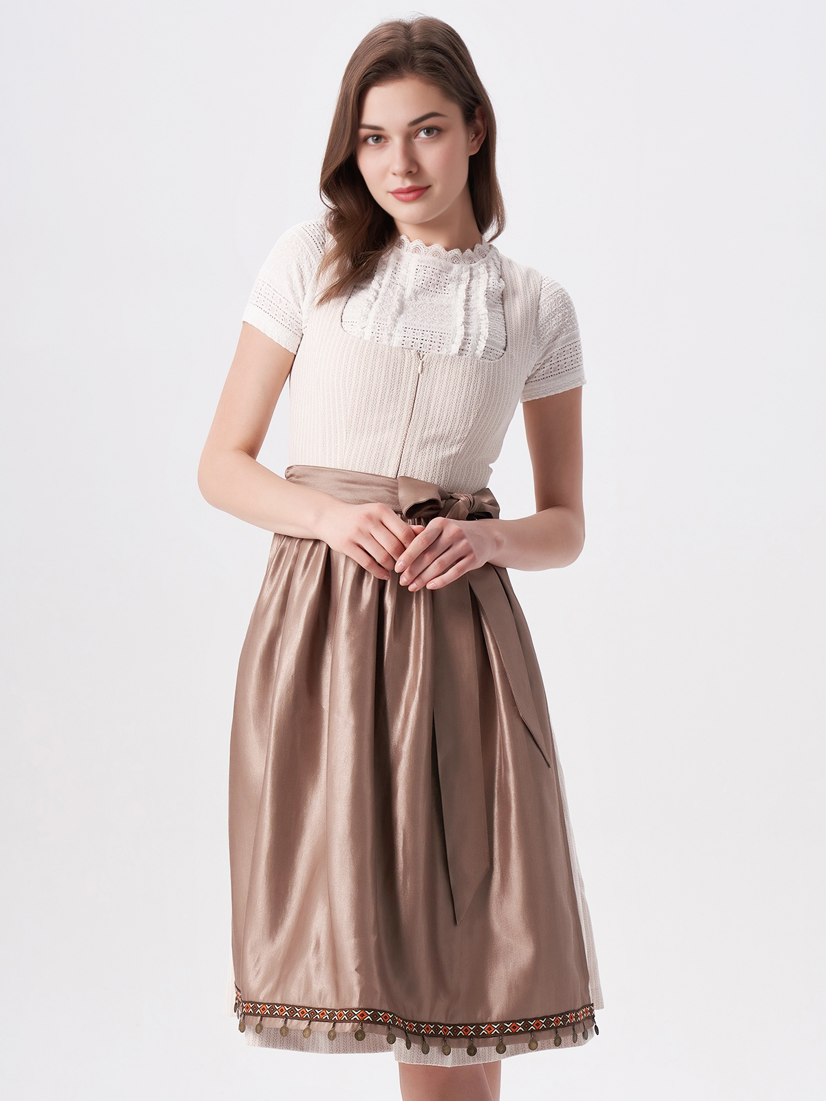 Ein elegantes beiges Dirndl mit feinen Details