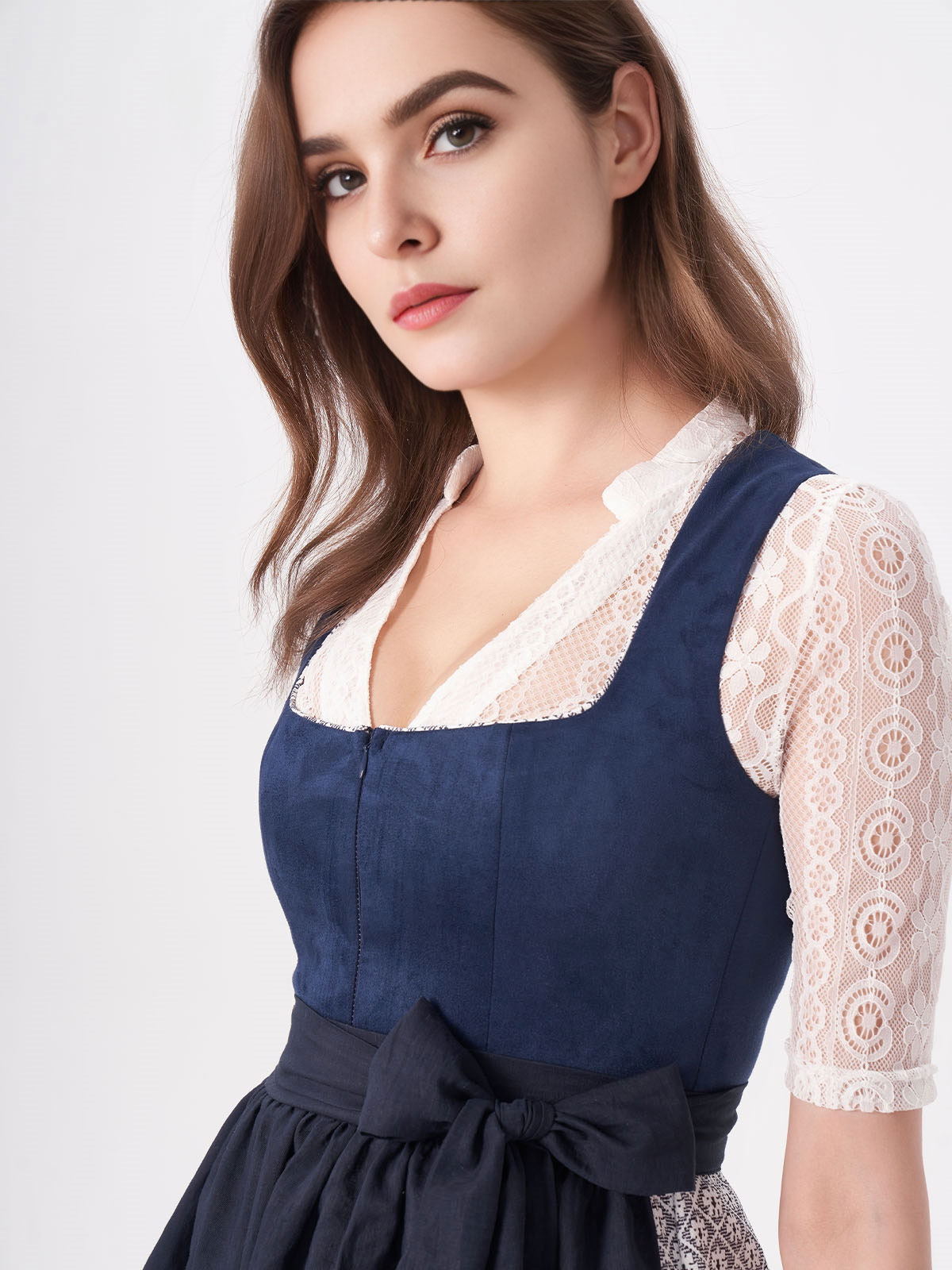 Modernes Dirndl in Blau mit Halbarm-Bluse
