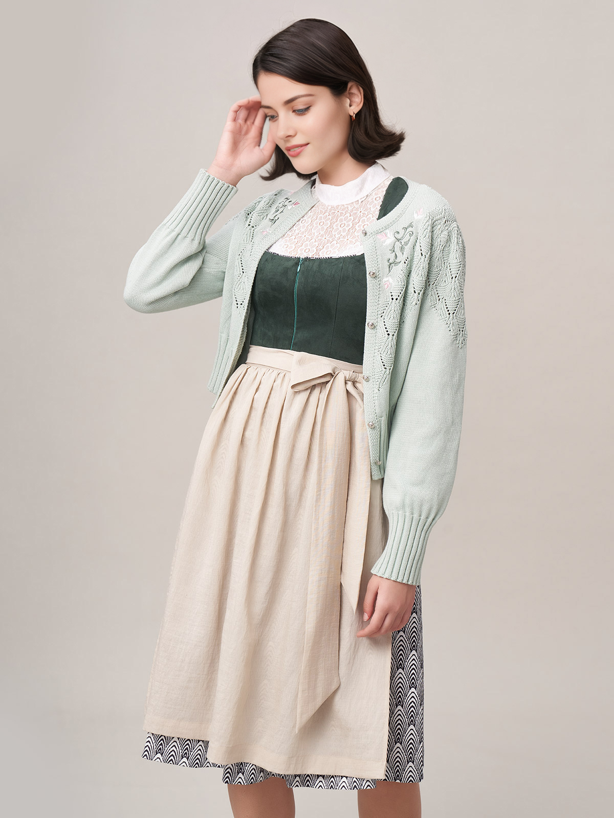 Dirndlbluse mit Spitze und langen Ärmeln