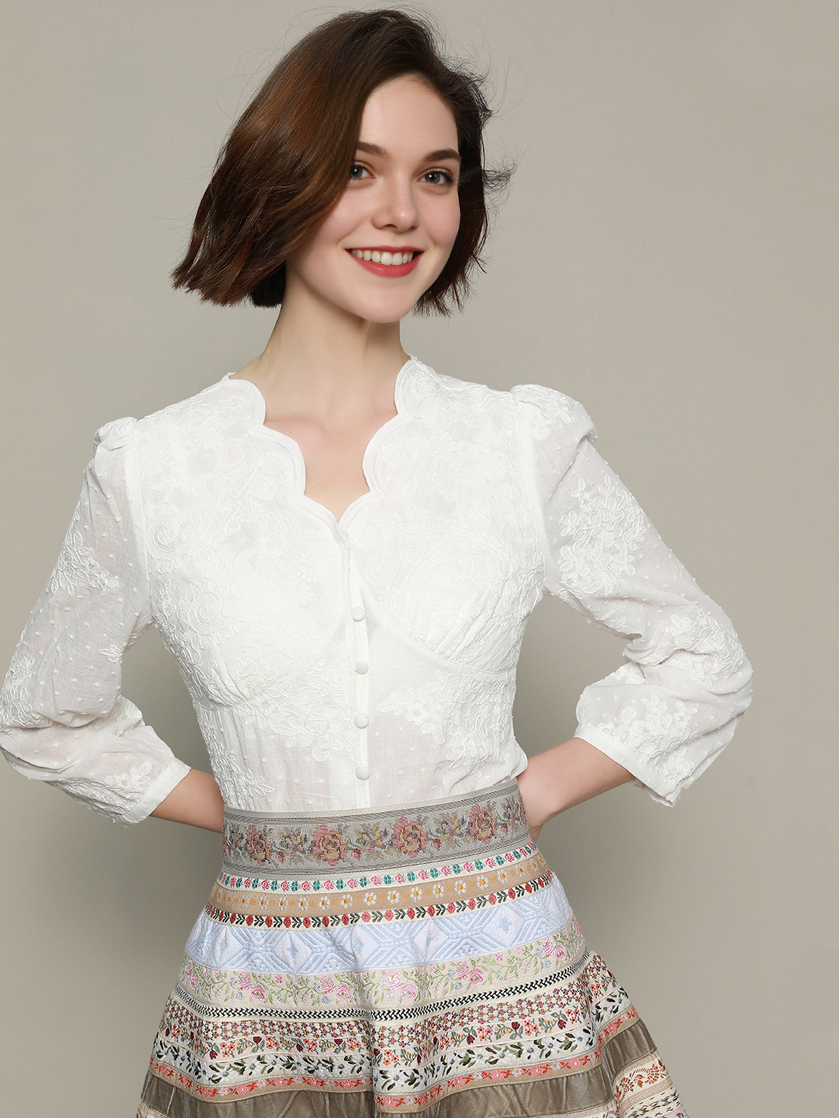 Dirndl Langarm in Weiß – Eleganz pur