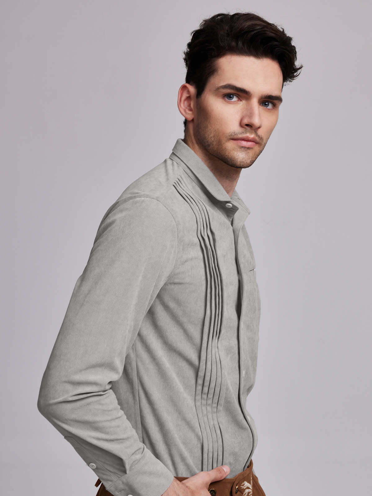 Graues Dirndl mit modernem Schnitt