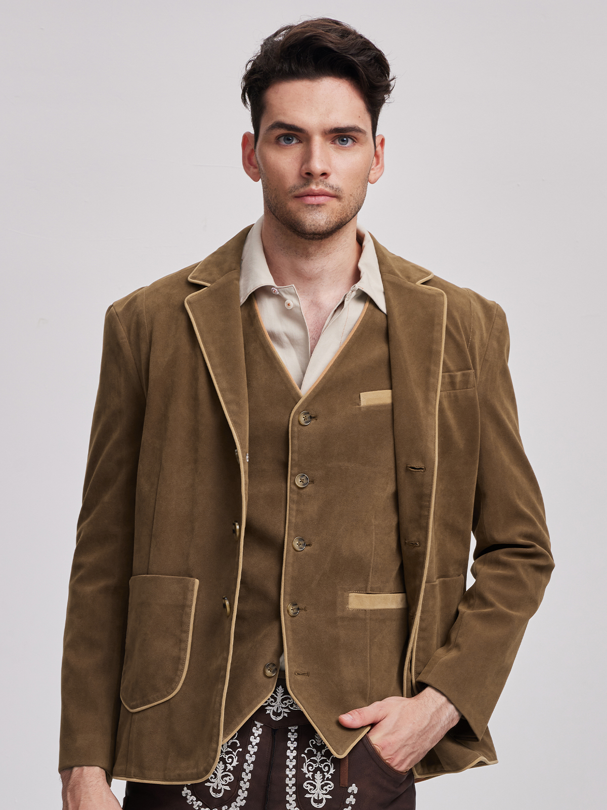 Modernes Dirndl in Gelb