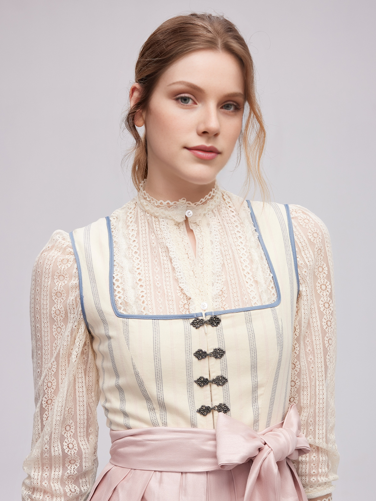 Modernes Dirndl in Beige