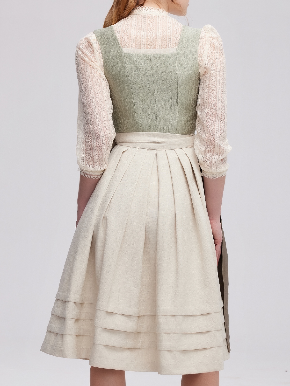 Modernes Dirndl mit Spitze und V-Ausschnitt