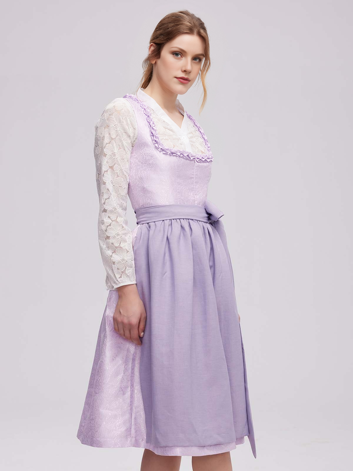 Blaues Dirndl mit floralen Details