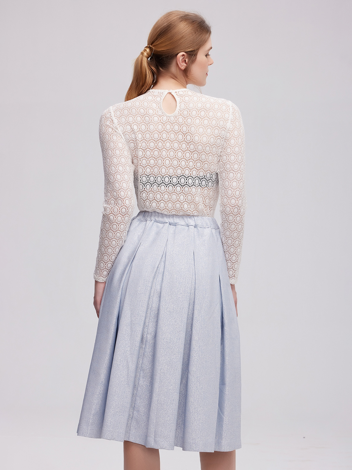 Rot-schwarzes Dirndl mit eleganter Bluse