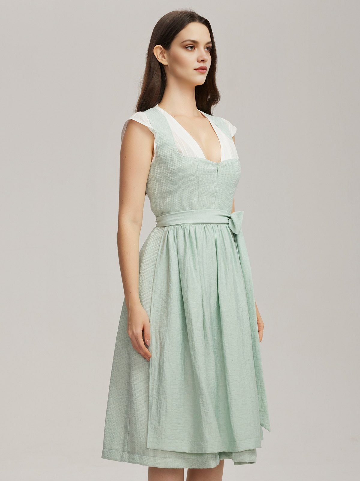 Modernes Dirndl in Grün – schlanker Schnitt, perfekt für urbane Outfits