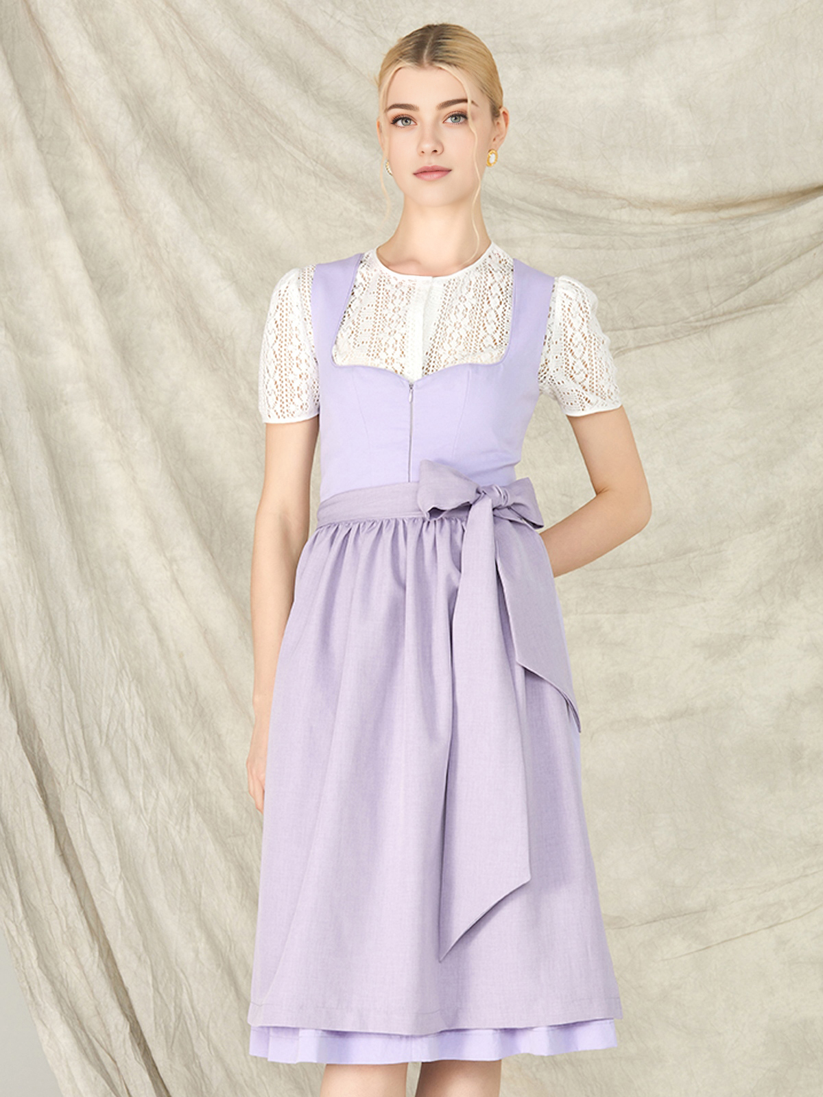 Elegantes schwarzes Dirndl mit lila Bluse