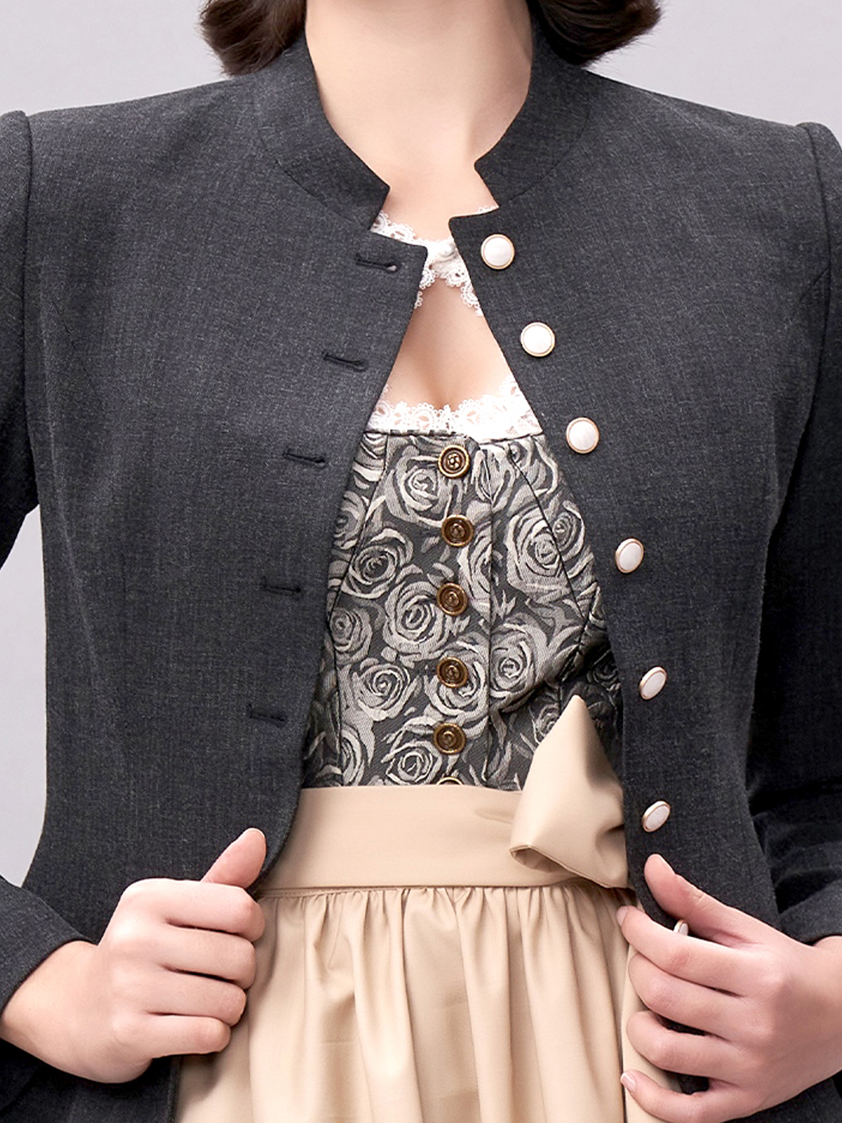 Einfarbiges Dirndl in Schwarz – zeitlose Eleganz