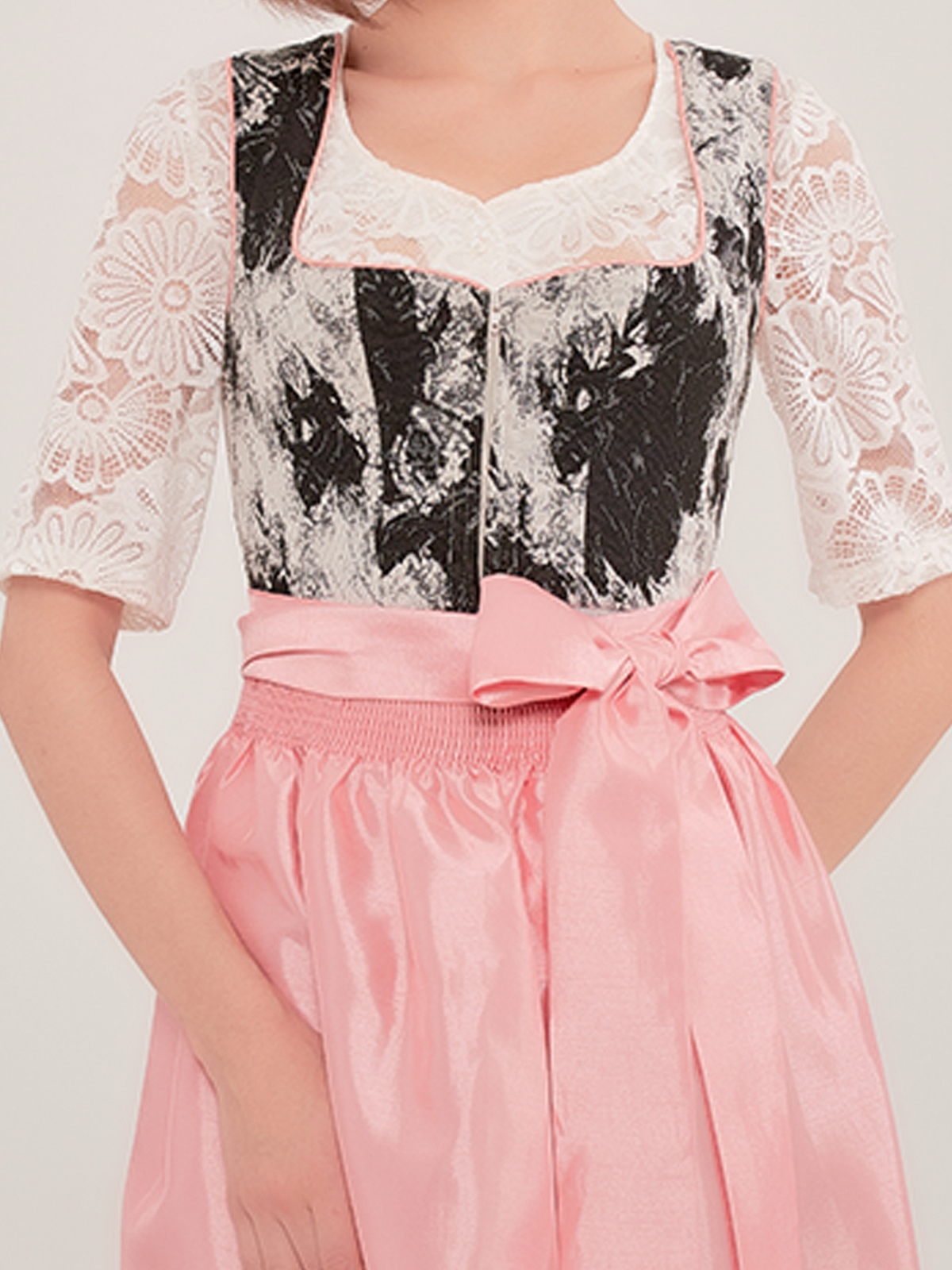 Schwarzes Dirndl mit traditionellem Schnitt