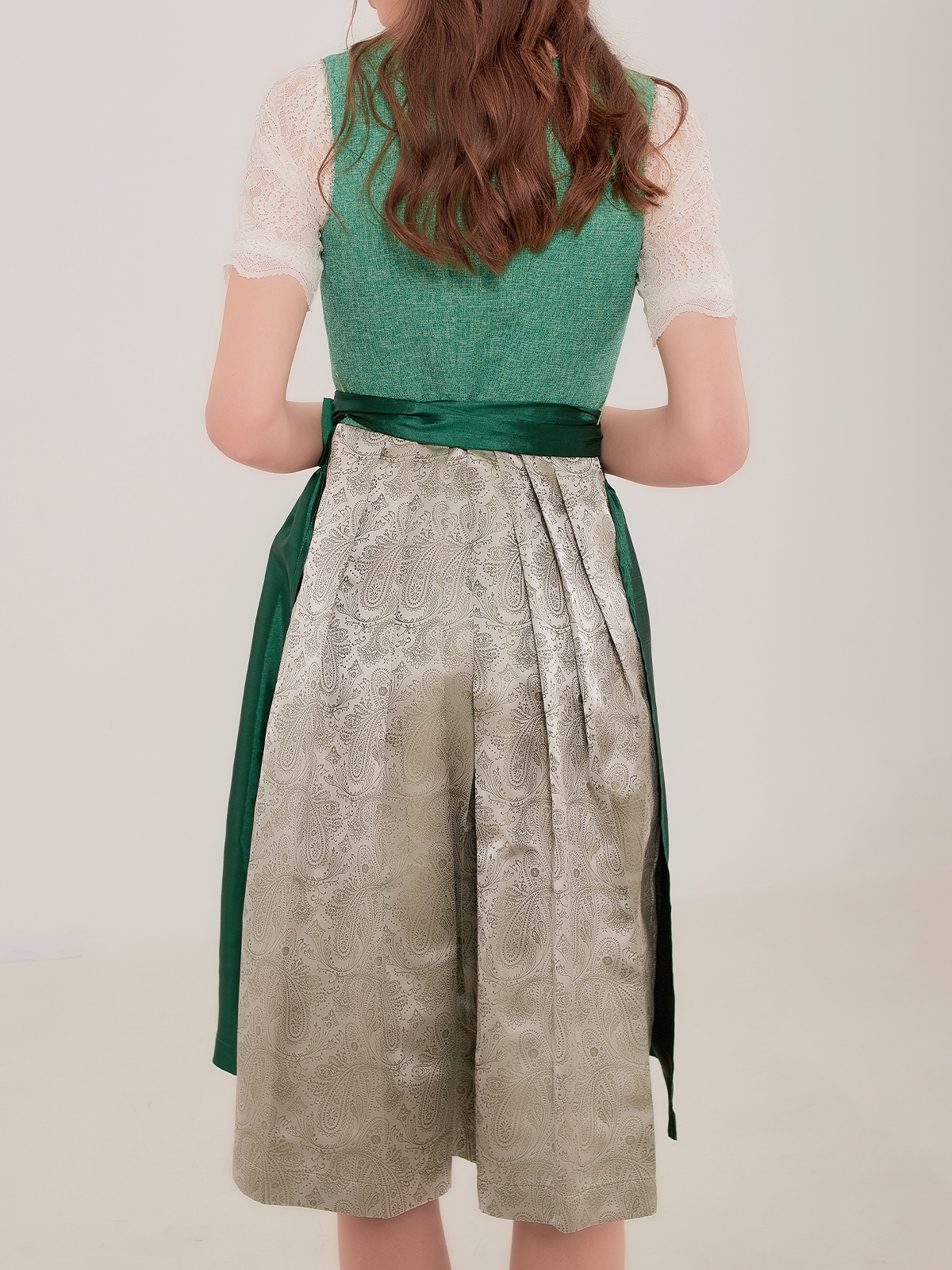 Schwarzes Dirndl mit blauen Akzenten