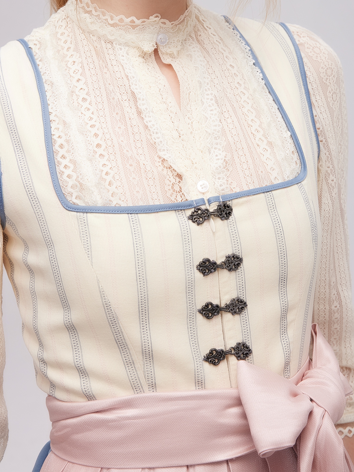 Pinkes Samt Dirndl – Eleganz in Perfektion