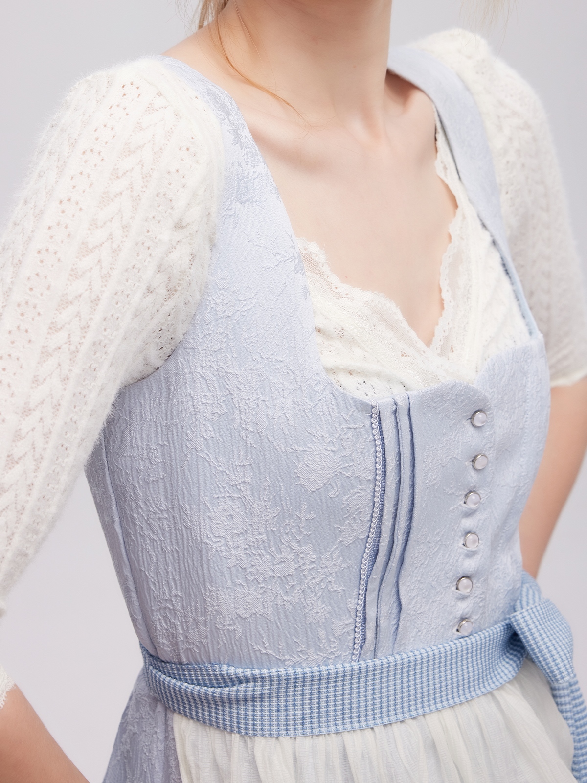 Rosa Dirndl mit modernem Schnitt