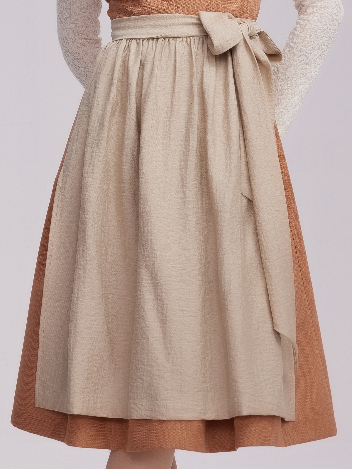 Modernes Dirndl in Orange mit traditionellen Elementen