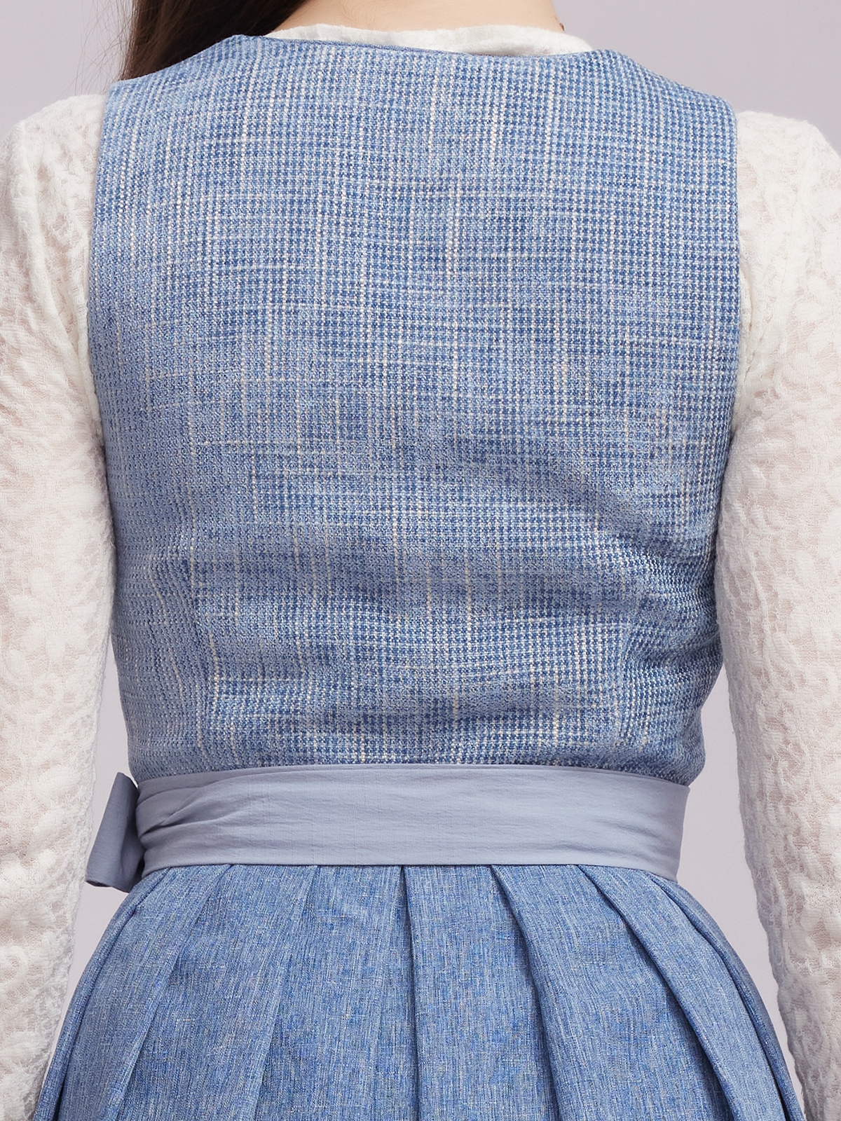 Modernes hellblaues Dirndl mit figurbetonter Silhouette